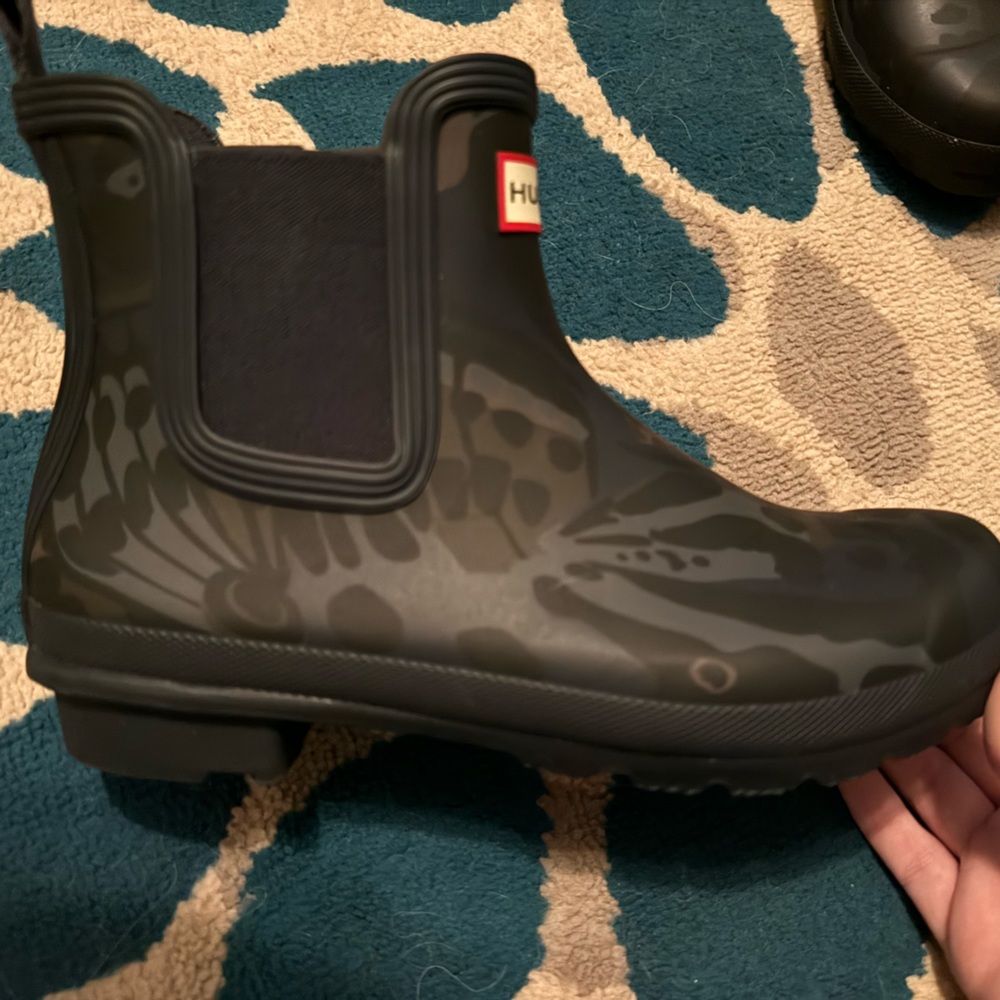Hunter Women’s Short Dark Blue Flower Pattern Hunter Rain Boots size 9